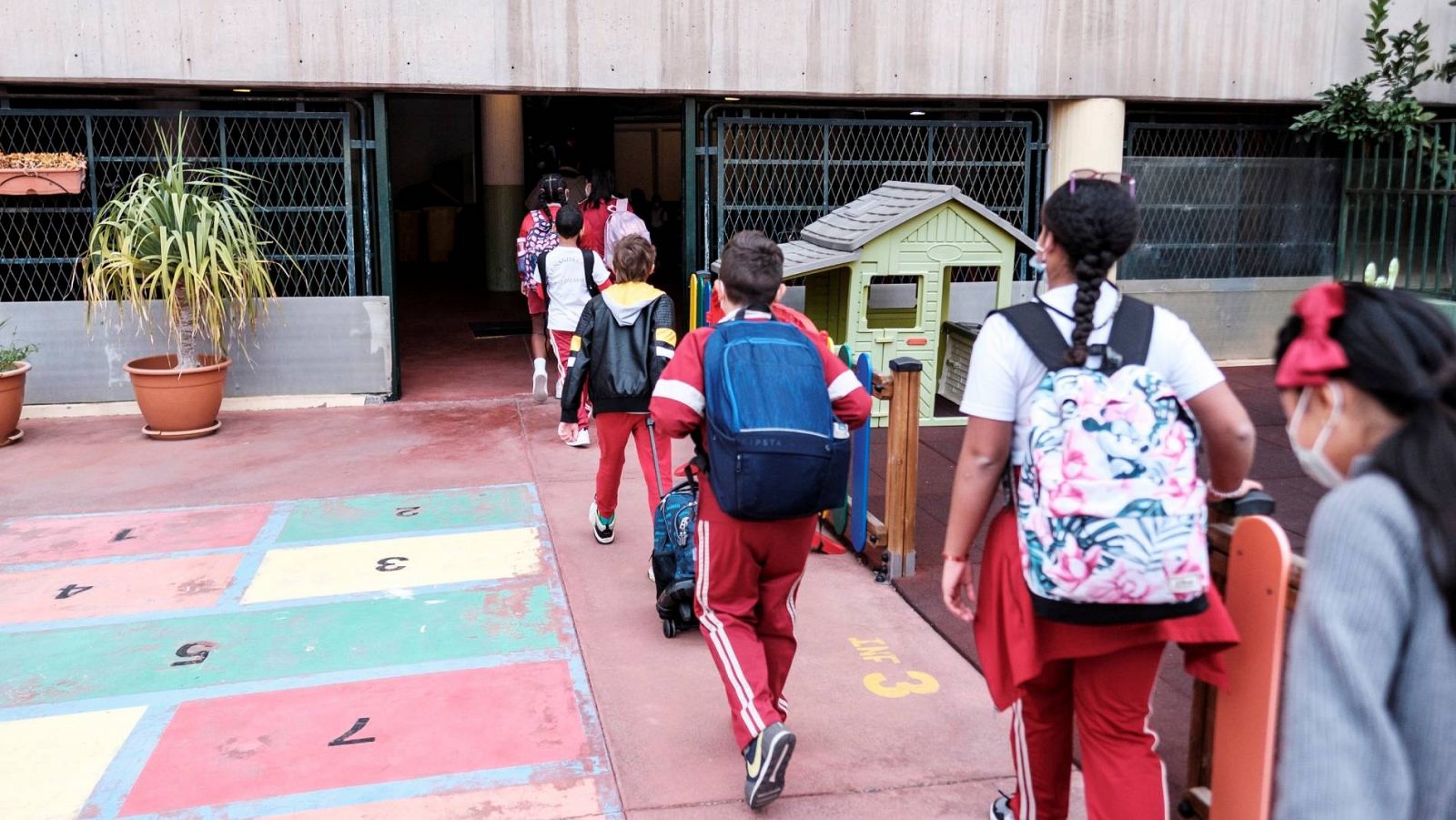 Imagen de archivo de escolares canarios retomando las clases después de la Navidad