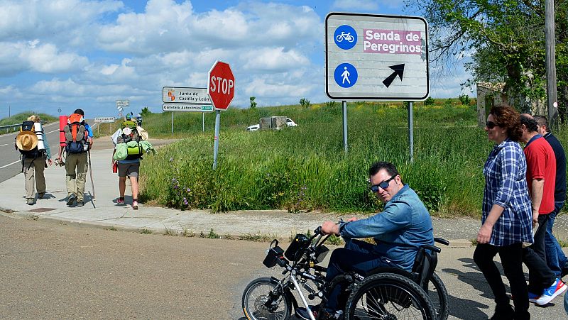 Un hombre con movilidad reducida realiza una etapa del Camino de Santiago