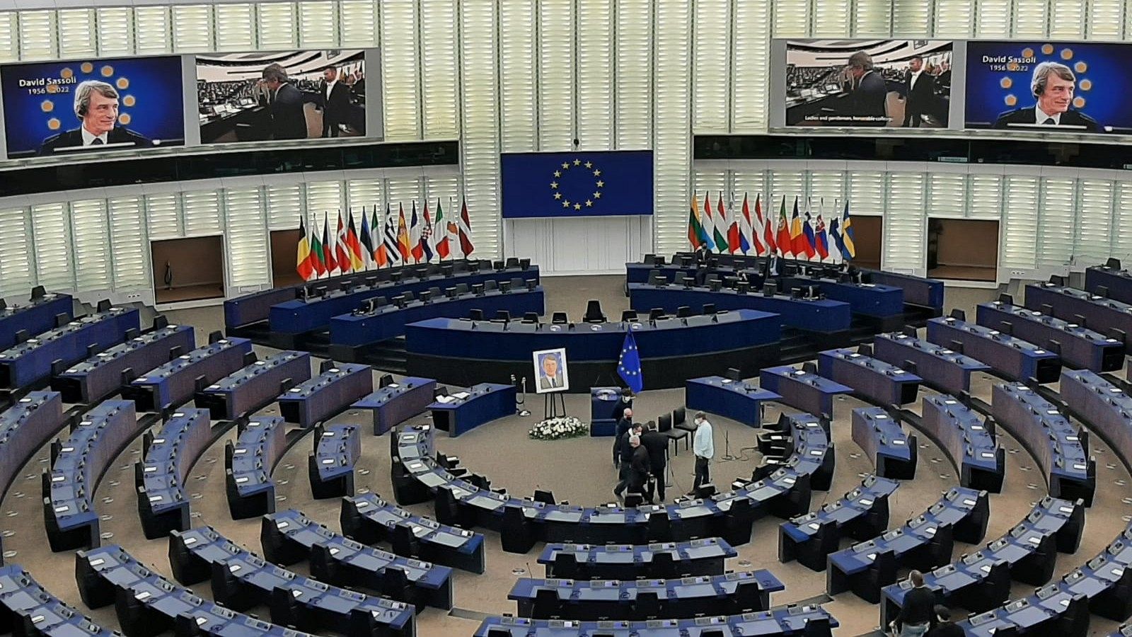 Parlamento Europeo vacío y mesa de condolencias con la foto de David Sasoli.