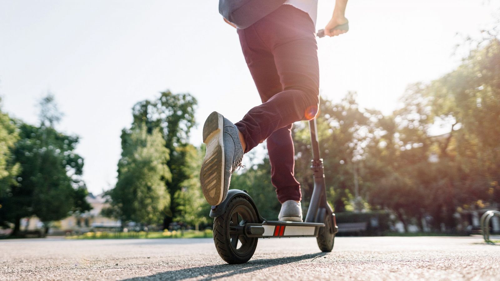 Imagen de archivo de una persona utilizando un patinete eléctrico