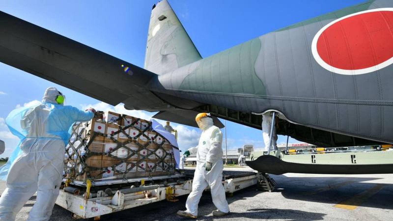 Un avión de Japón llega con suministros al aeropuerto internacional de la isla de Tongatapu