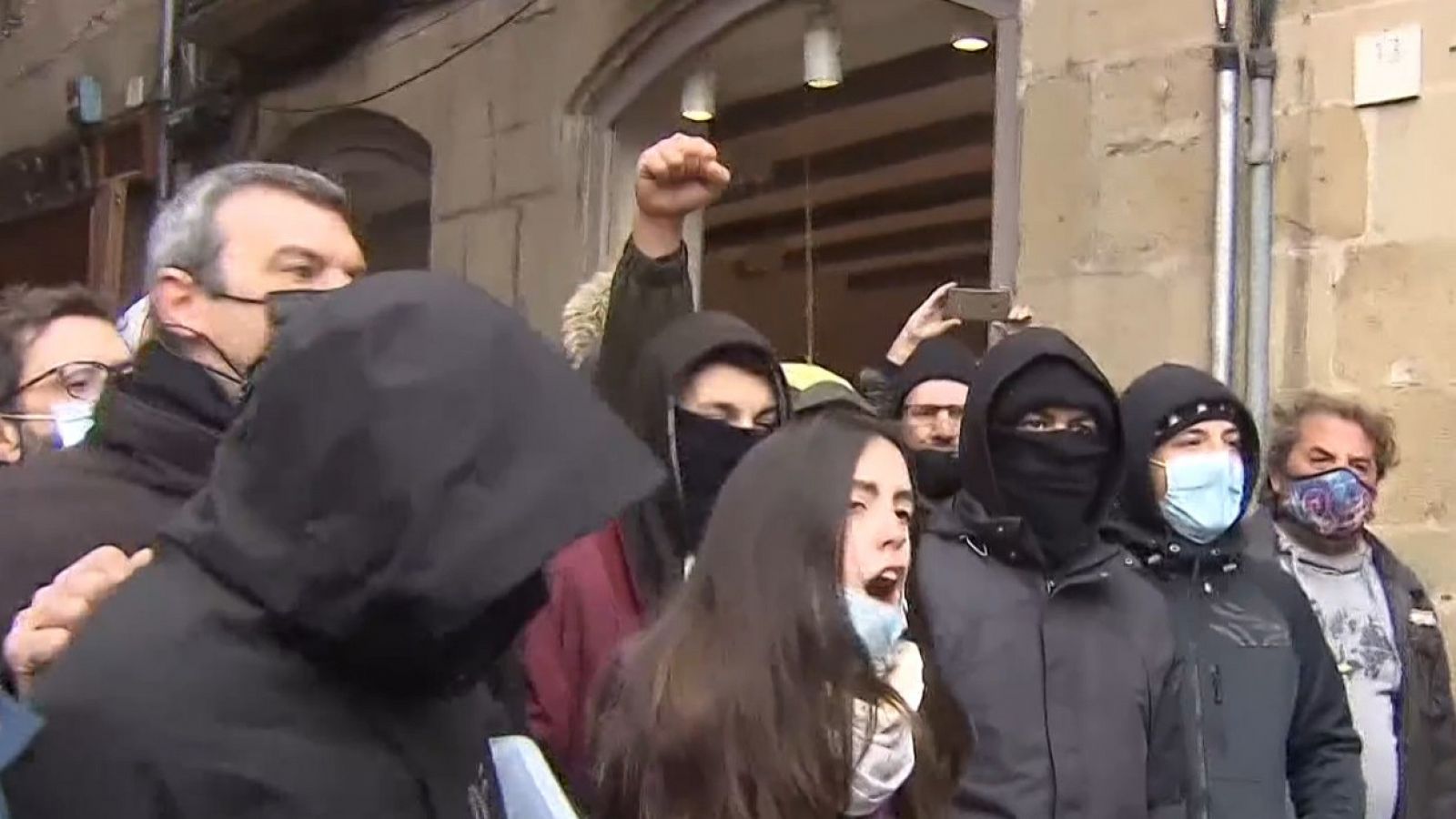 Manifestantes increpan a dirigentes del PPC durante un acto en Vic (Barcelona).