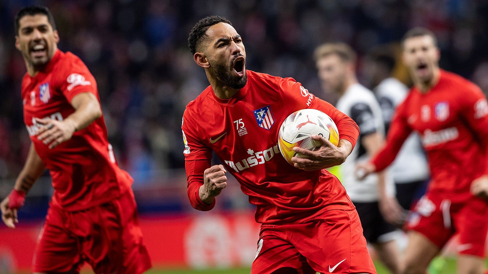 El delantero brasileño del Atlético de Madrid Matheus Cunha celebra su gol, primero del equipo ante el Valencia CF, durante el partido de la jornada 22 de LaLiga Santander que Atlético de Madrid y Valencia CF juegan en el Wanda Metropolitano.