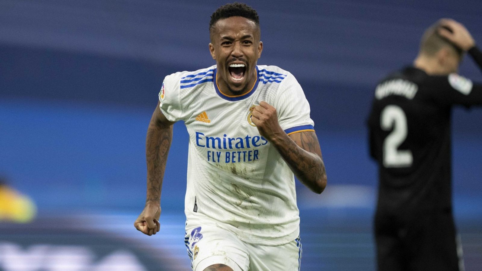 Eder Militao celebra el gol del empate del Real Madrid frente al Elche.