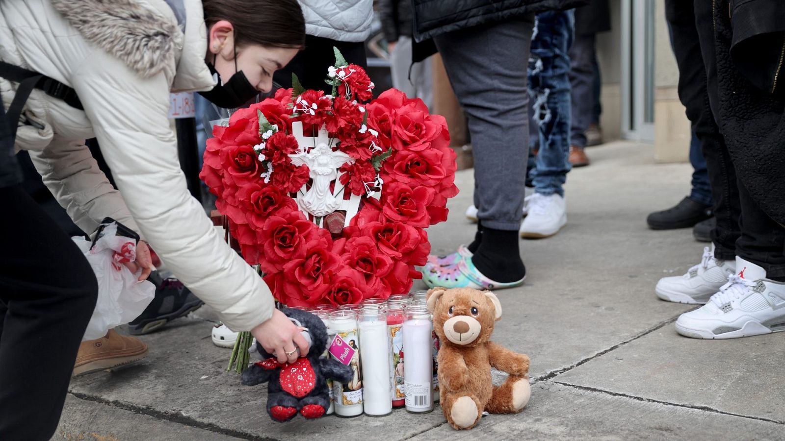 Compañeros de clase y amigos en el memorial de la muerte de un niño de 15 años en Chicago, Illinois