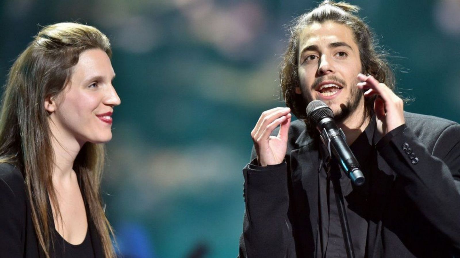 Luísa y Salvador Sobral en la actuación de Eurovisión 2017