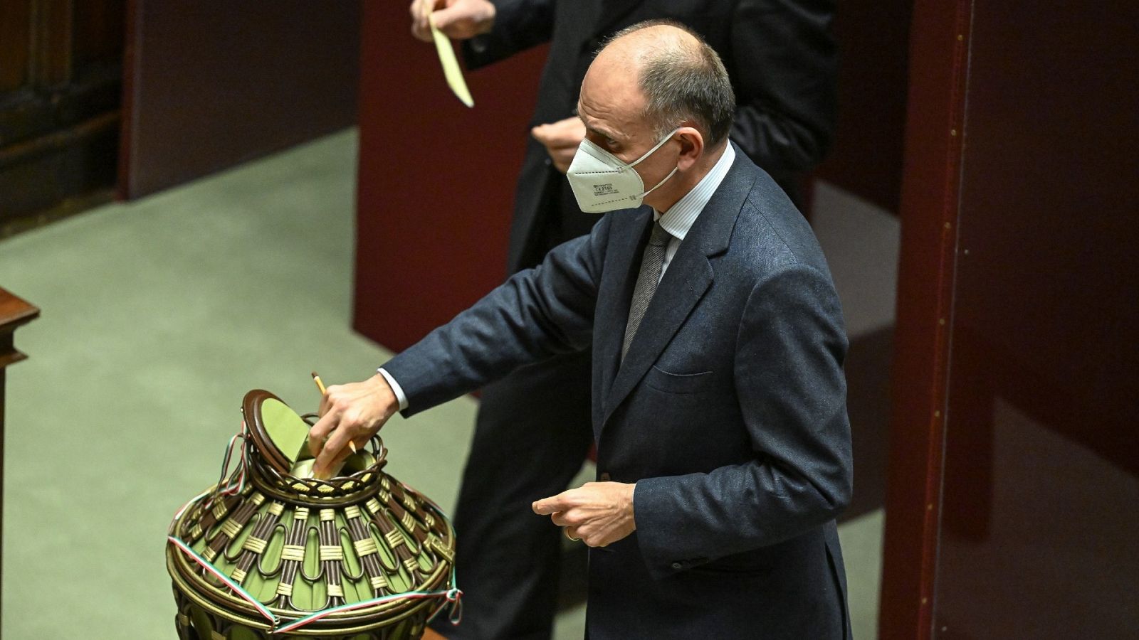 El secretario del Partido Democrático (PD), Enrico Letta, deposita su voto en la Cámara Baja