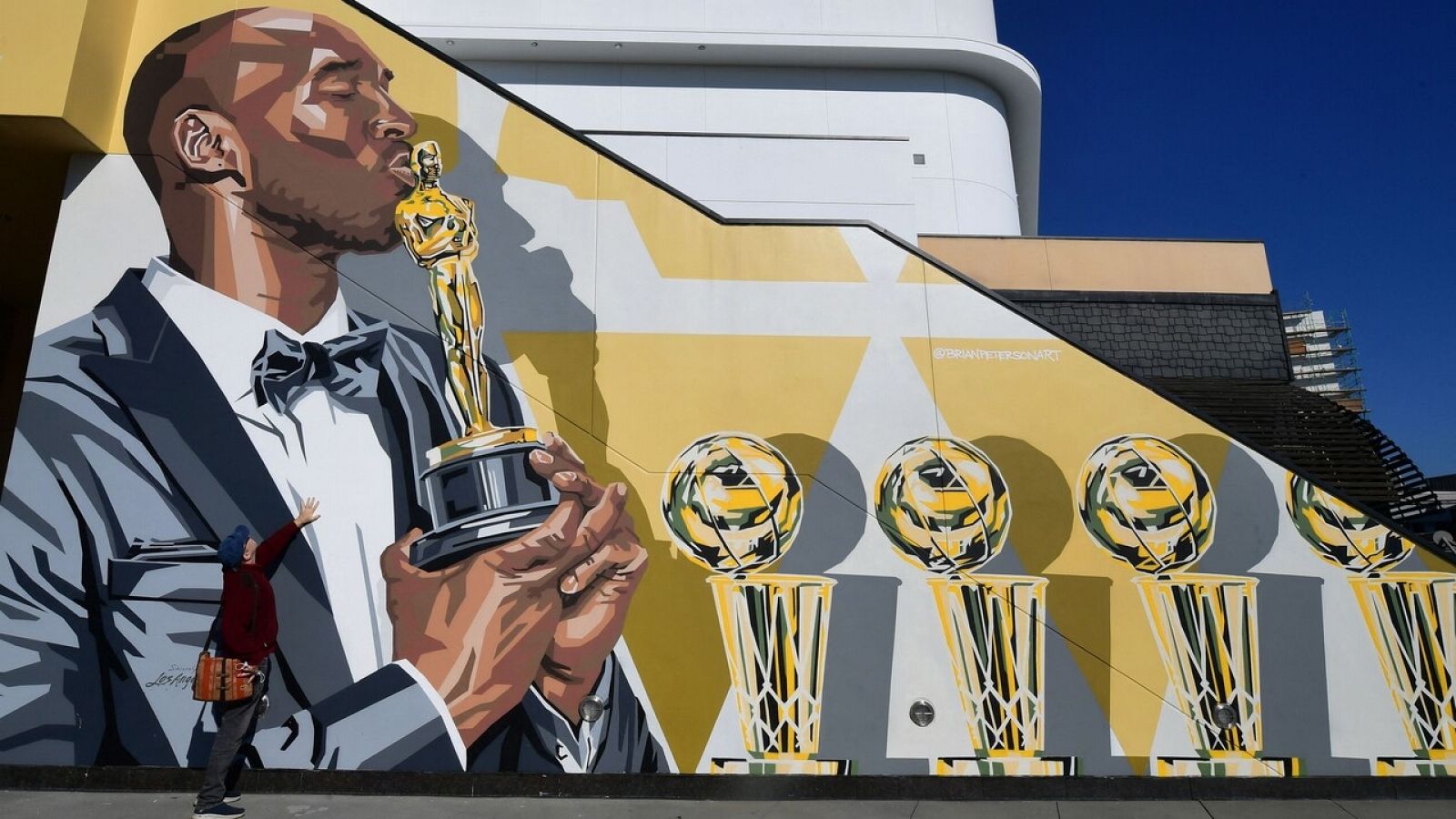 Imagen del mural del artista Bryan Peterson en homenaje a Kobe Bryant.