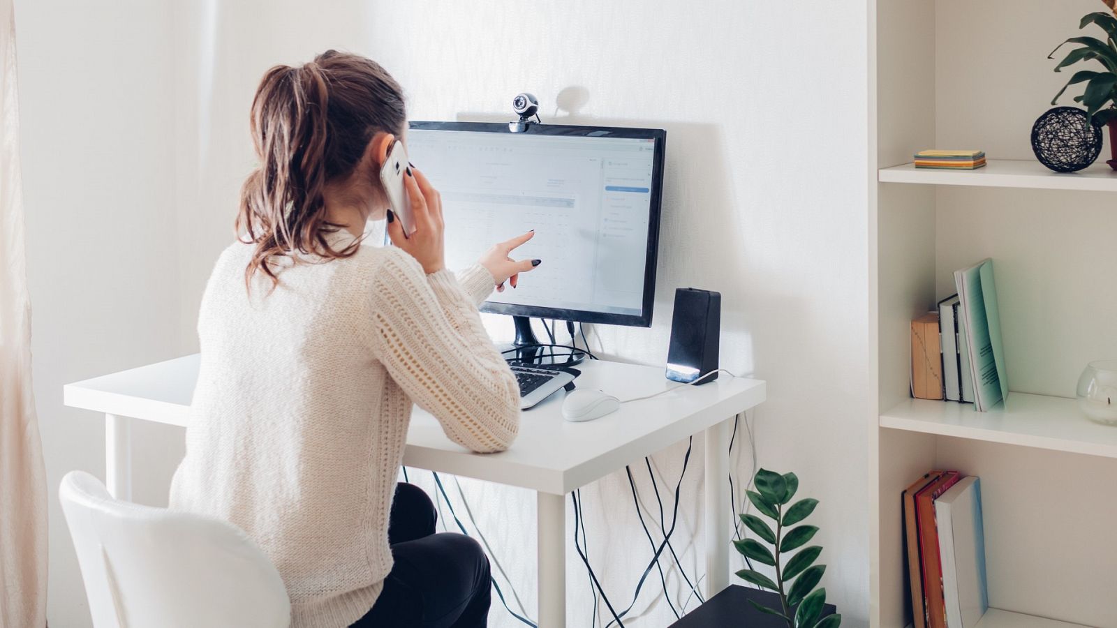 Una teletrabajadora conectada en su hogar