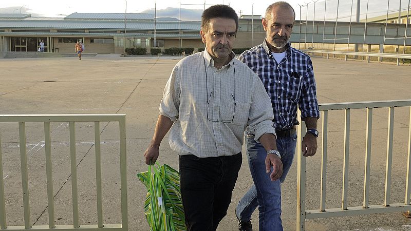 El exdirigente de ETA Ignacio de Gracia Arregi 'Iñaki de Rentería' (i) a su salida de prisión en 2011