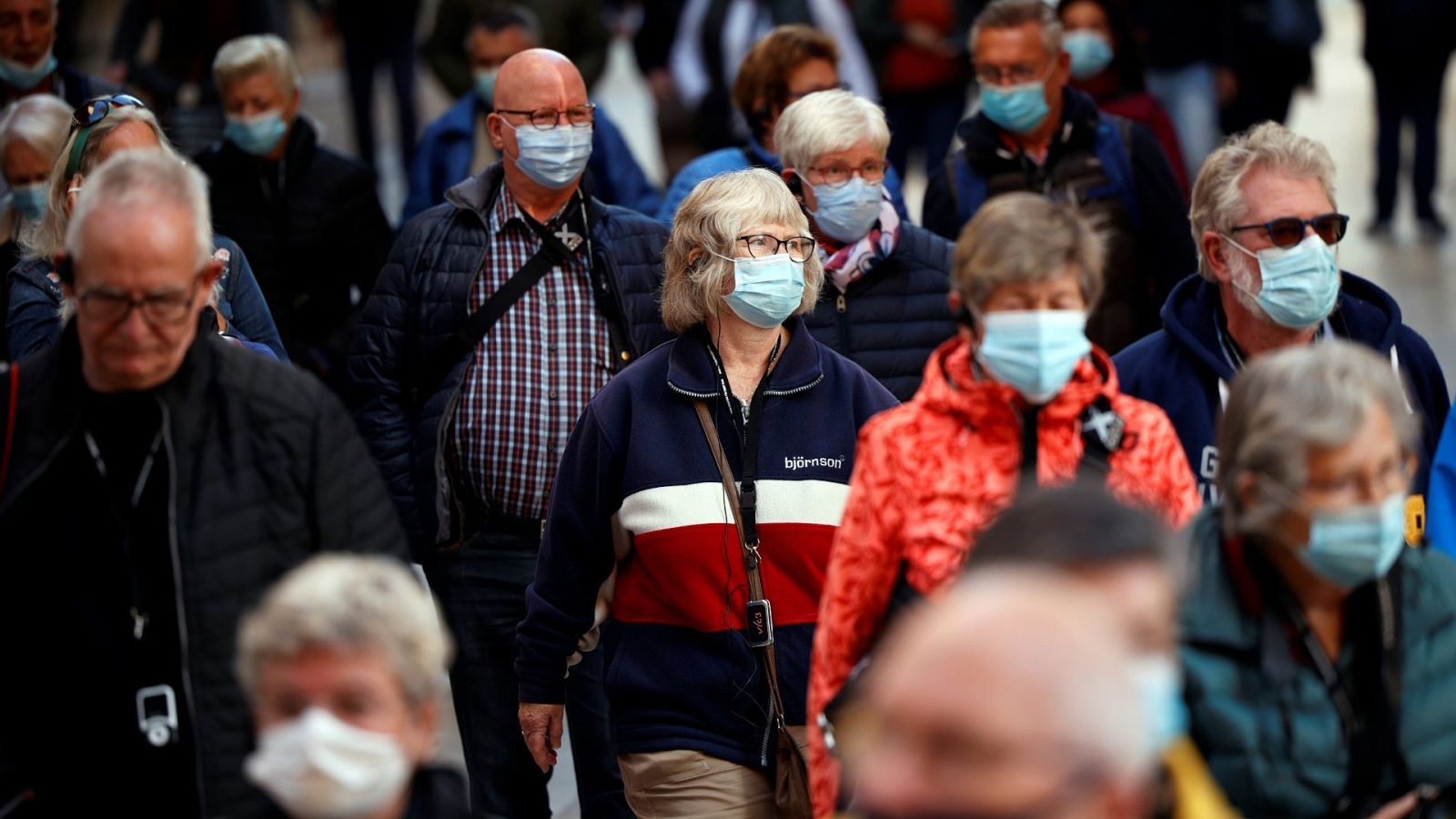 Vista general de una céntrica calle de la ciudad repleta de viandantes en Valencia 
