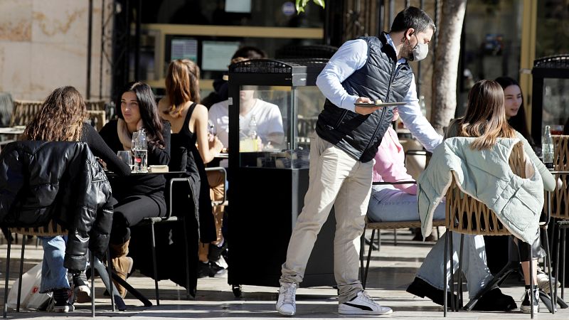Un camarero trabaja en una terraza de Valencia.