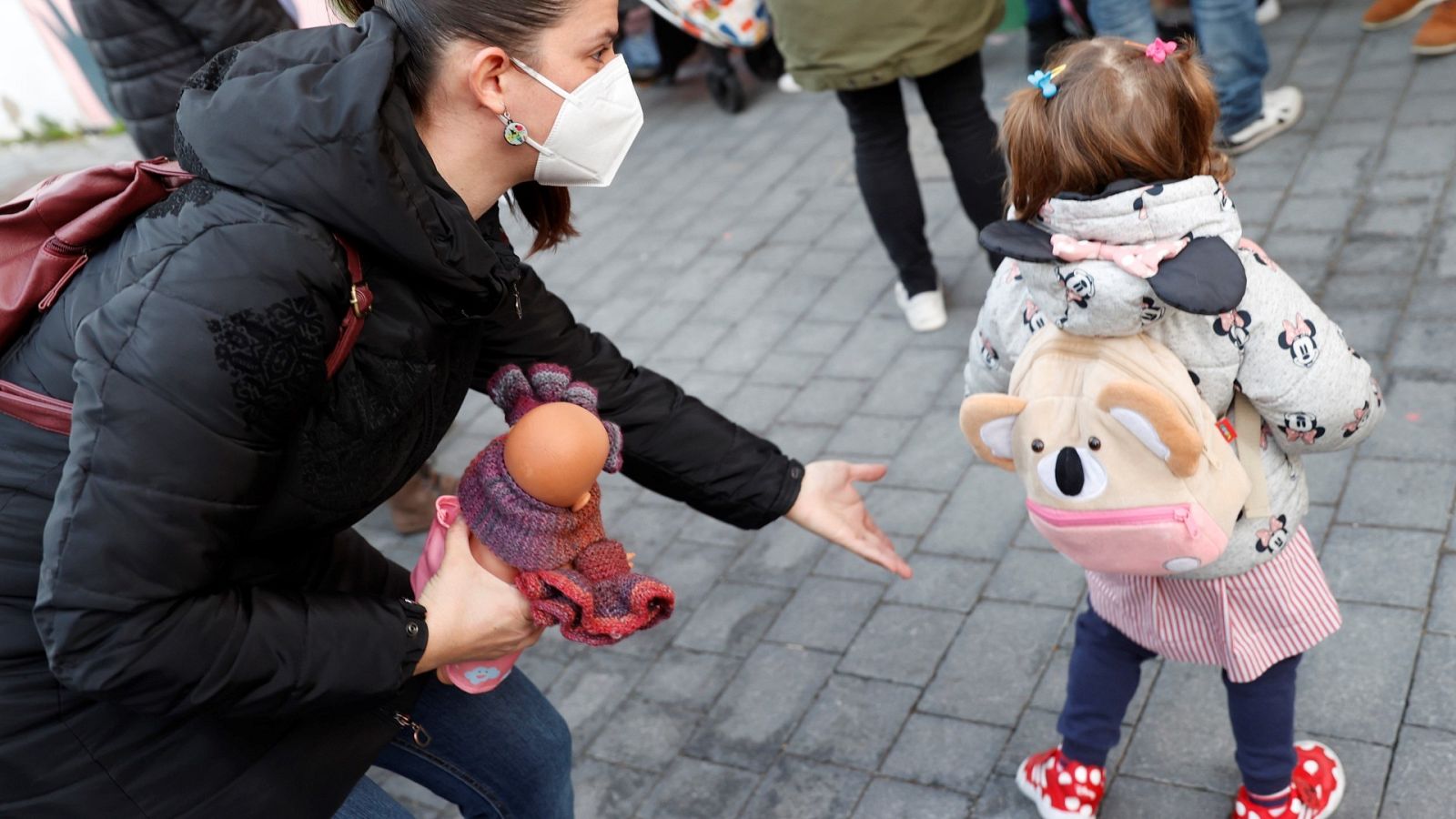 Una mujer acompaña a una niña al colegio en el CEIP Padre Poveda de Madrid (Archivo).