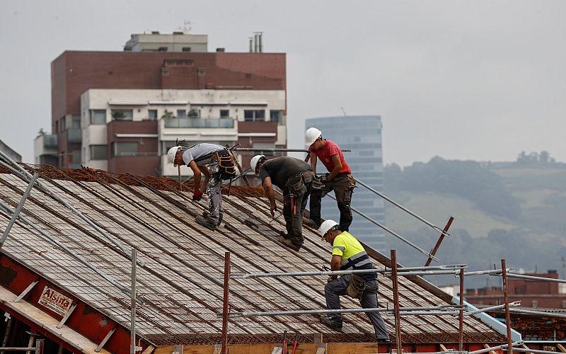 Trabajadores de la construcción en un edificio en Bilbao