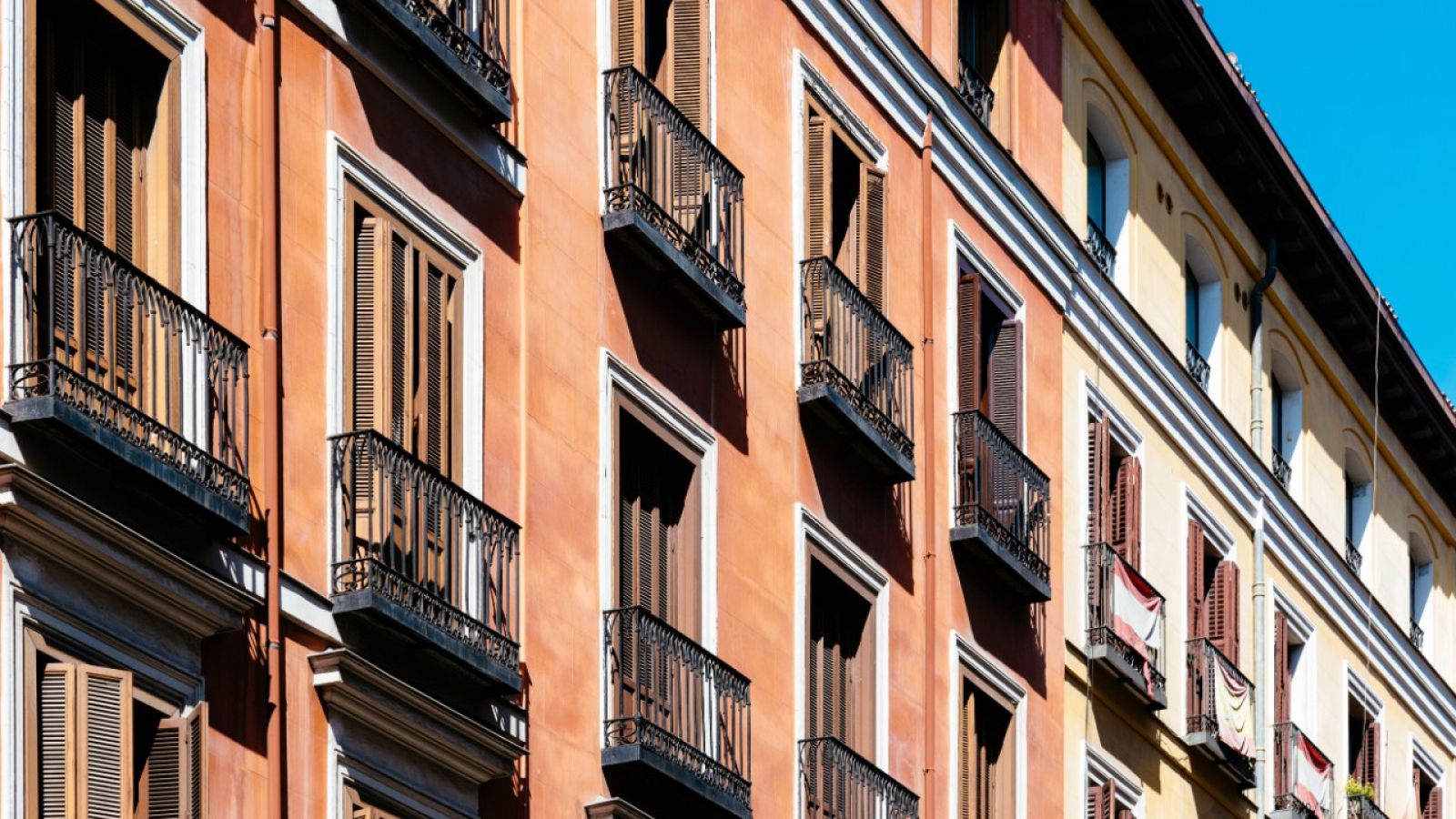 La fachada de un edificio de pisos