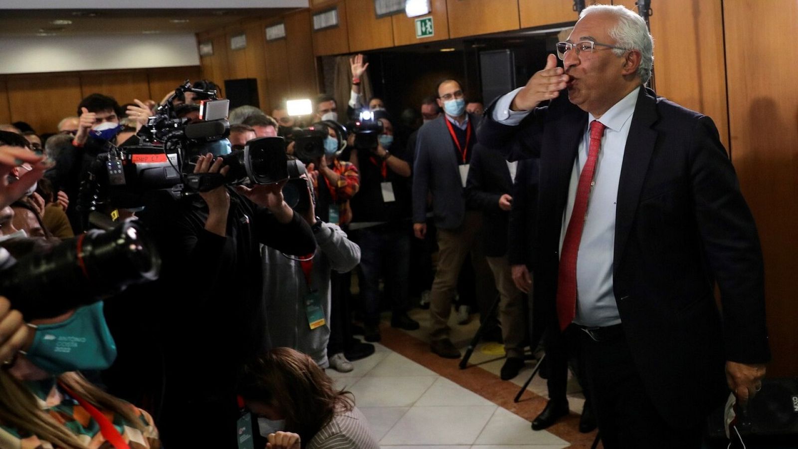 António Costa, primer ministro de Portugal y líder del Partido Socialista (PS) celebra su victoria en las elecciones. EFE/EPA/MIGUEL A. LOPES