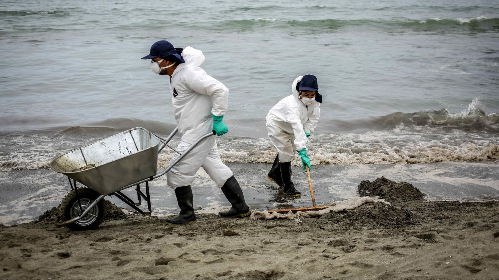 Las labores de limpieza en las playas de Ancón (Perú) tras el vertido del 15 de enero