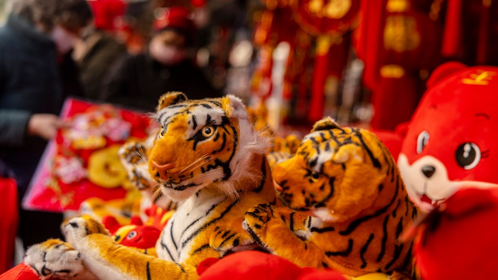 Tigres de peluche en una tienda callejera de Shanghái, China 