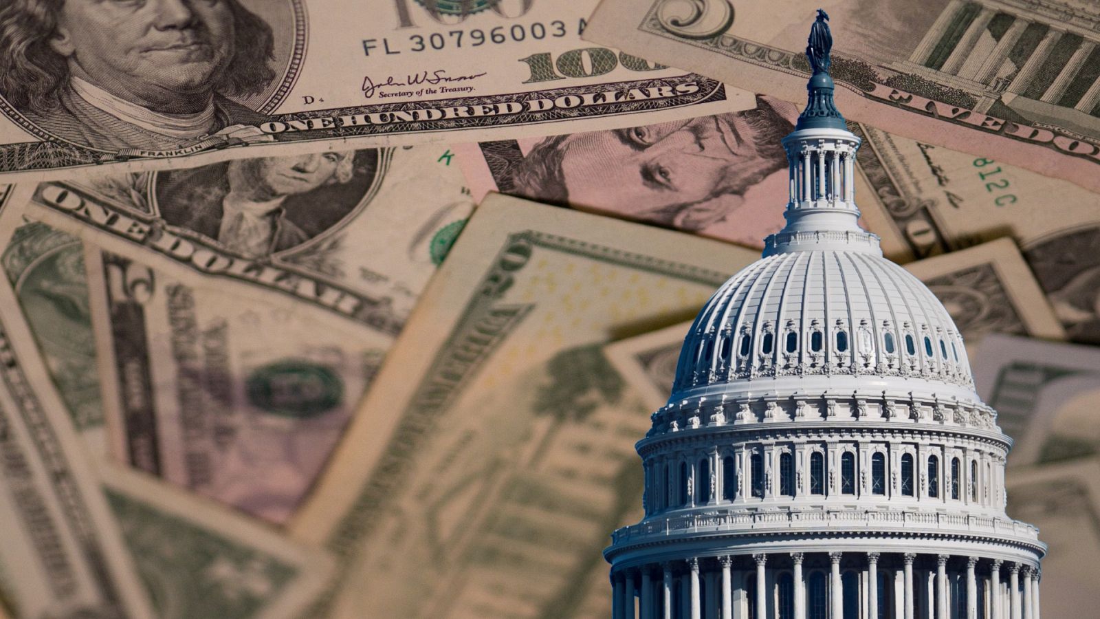 El capitoliio de los Estados Unidos sobre un fondo de billetes en una imagen de archivo