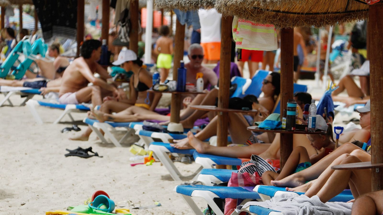 Bañistas en la playa de Puerto Portals, Mallorca