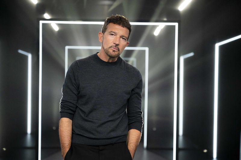 Antonio Banderas posa en el plató de 'Las tres Puertas'