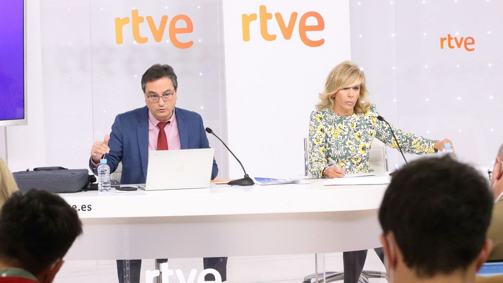 Alfonso Morales y María Eizaguirre en rueda de prensa tras el Benidorm Fest