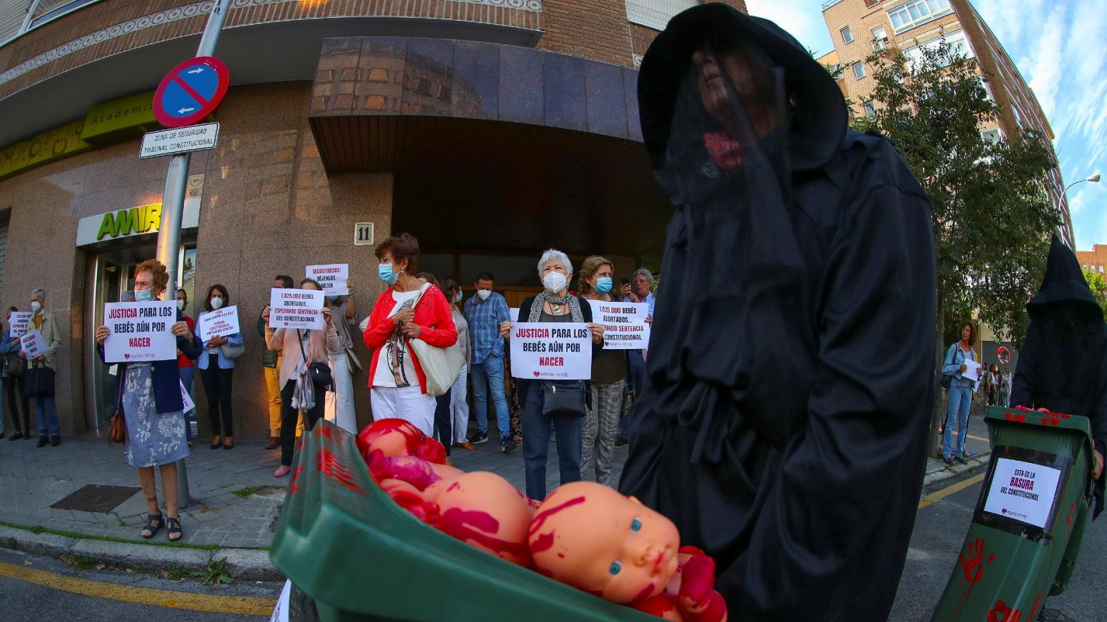 Miembros de la Plataforma Derecho a Vivir realizan una acción en los alrededores del Tribunal Constitucional de Madrid