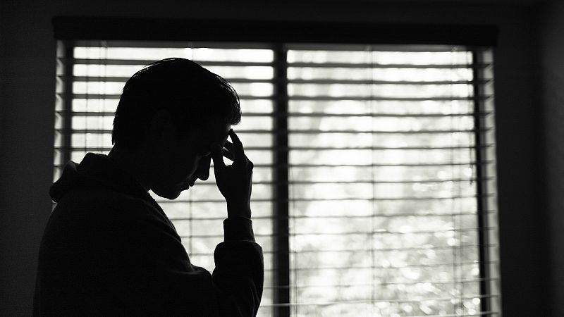 Un hombre joven se despierta preocupado en su habitación, en una imagen de archivo