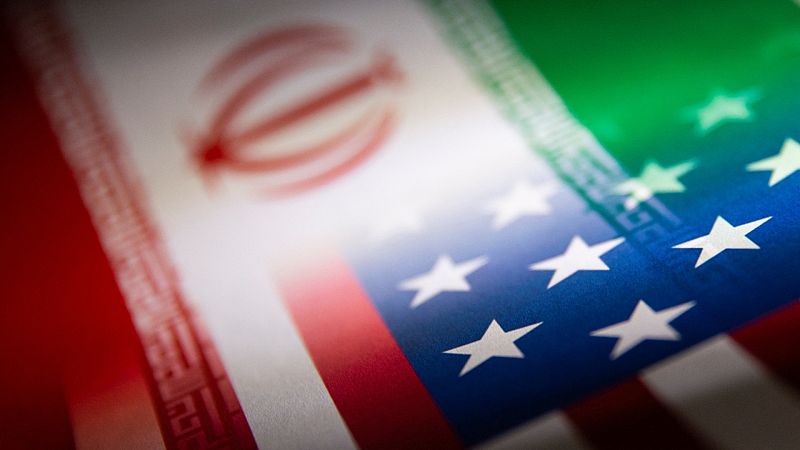 Las banderas de EE.UU. e Irán impresas en papel en una imagen del 27 de enero de 2022.
