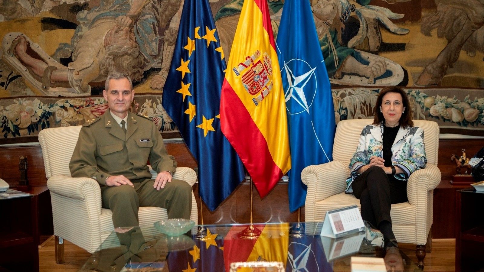 El general de División del Ejército de Tierra Aroldo Lázaro Sáenz , junto a la ministra de Defensa, Margarita Robles.