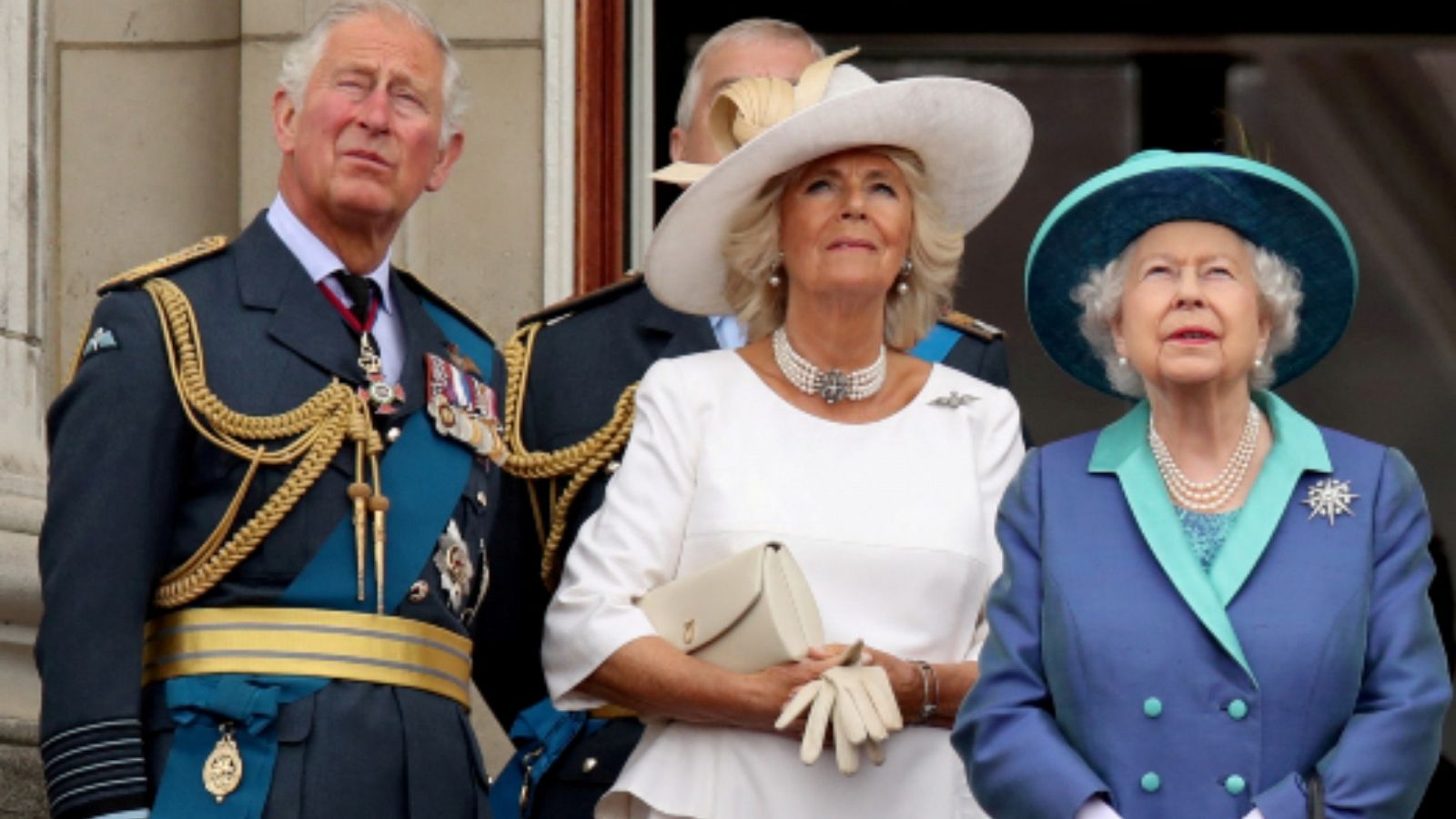 Imagen de archivo de la reina Isabel II (d) junto a Camilla (c), duquesa de Cornualles, en el balcón del Palacio de Buckingham.