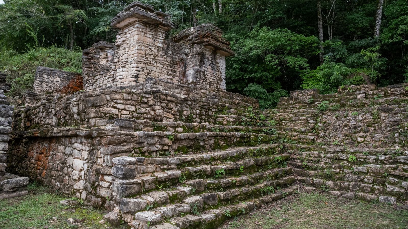 Ruinas de un templo maya en Bonampak, Chiapas