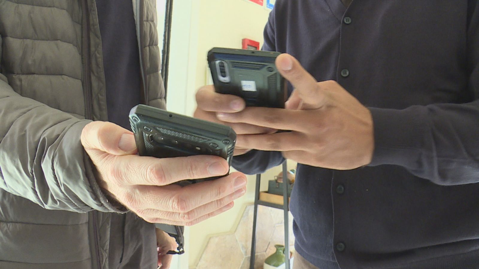  Una persona mostra el seu certificat de vacunació per entrar a un restaurant