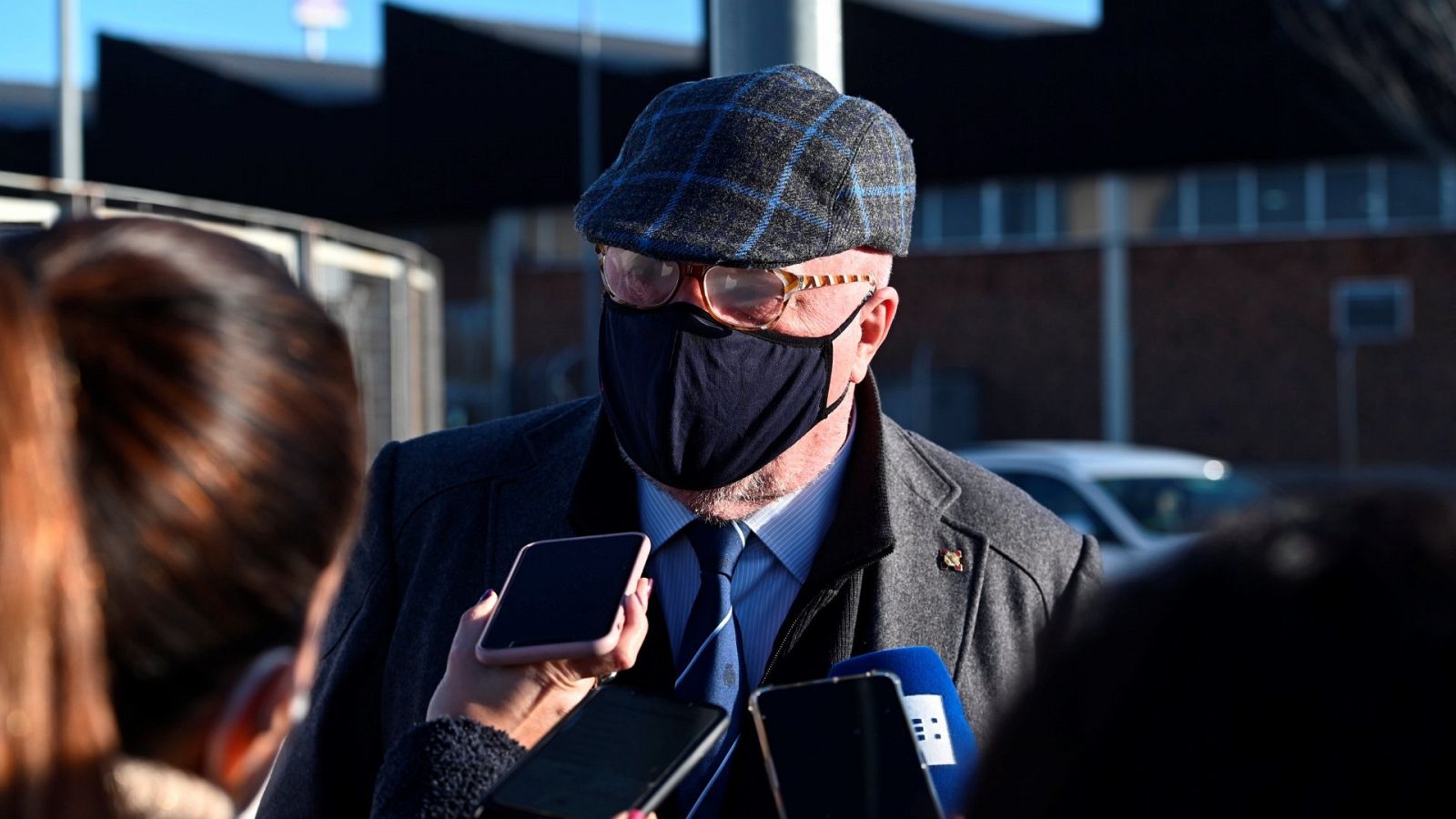 El excomisario José Manuel Villarejo atiende a la prensa a su llegada a los juzgados de la Audiencia Nacional 