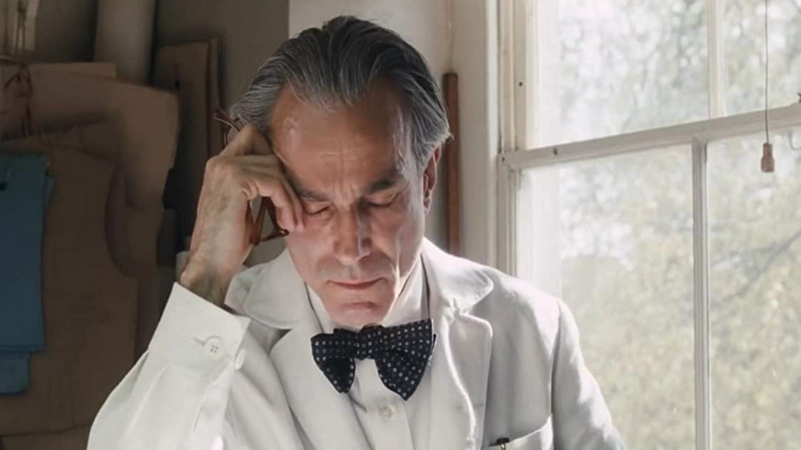 Daniel Day-Lewis és Reynolds Woodcock, el més prestigiós modista al Londres de la postguerra, a la pel·lícula El fil invisible