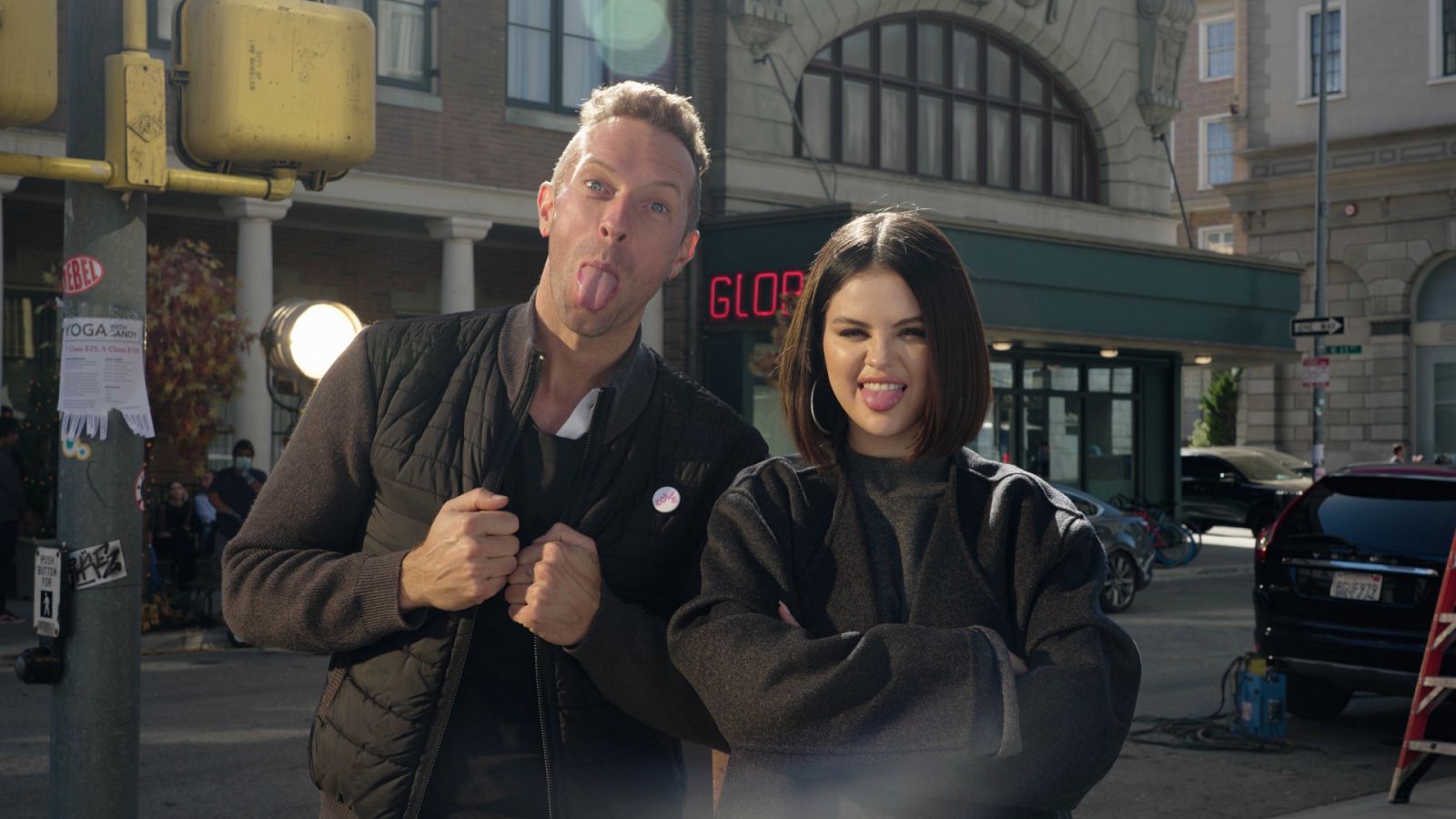 El fin del mundo une a Selena Gomez y Coldplay en "Let Somebody Go"