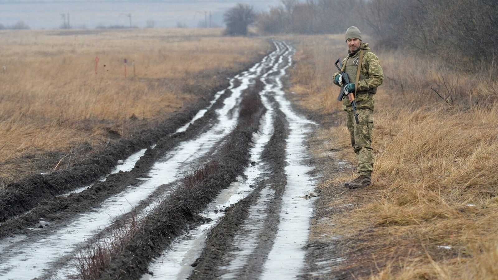 Un soldado ucraniano patrulla junto a la línea de alto el fuego en la región secesionista de Donetsk, en el este de Ucrania. REUTERS/Oleksandr Klymenko