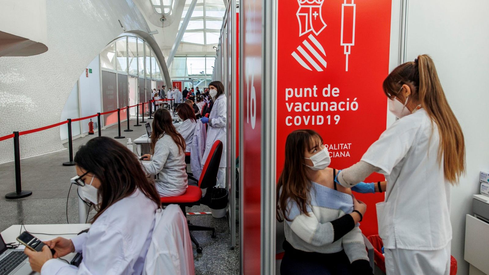 Una persona se vacuna contra el coronavirus en el centro de vacunación en la Ciudad de las Artes y las Ciencia de Valencia