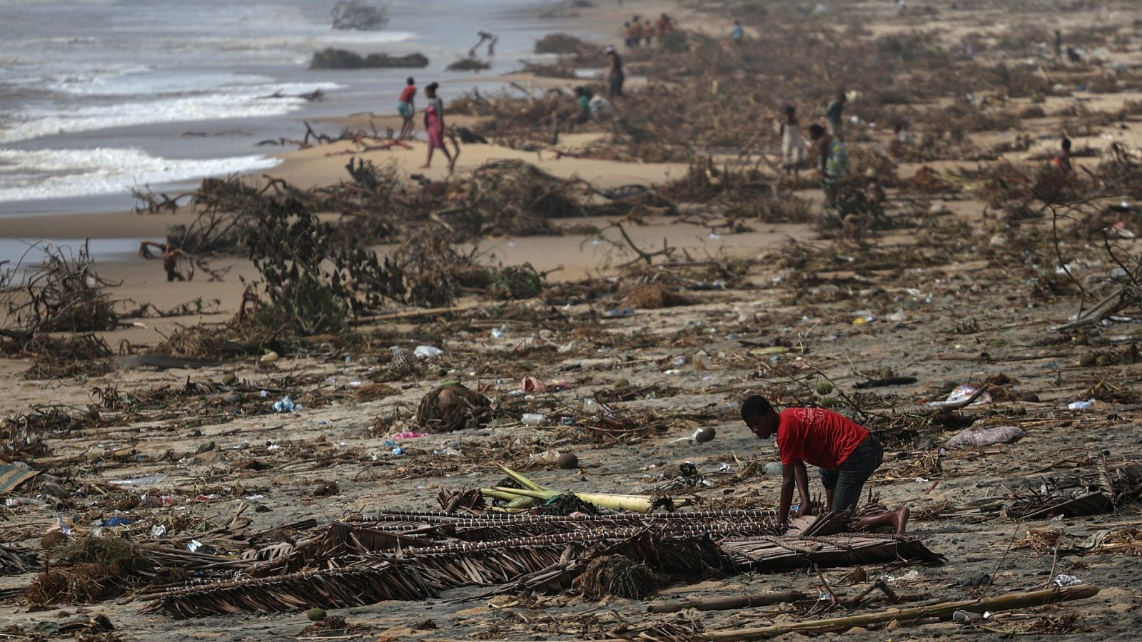 Un joven busca entre los escombros que ha dejado a su paso el ciclón Batsirai, en Madagascar