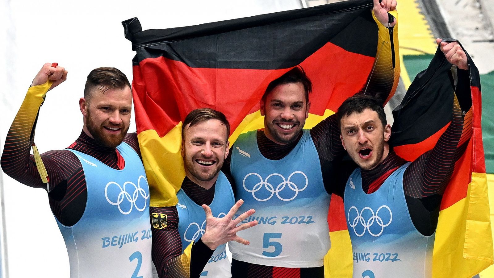 Tobias Wendl and Tobias Arlt celebran su oro con Toni Eggert y Sascha Benecken, que se llevaron la plata.