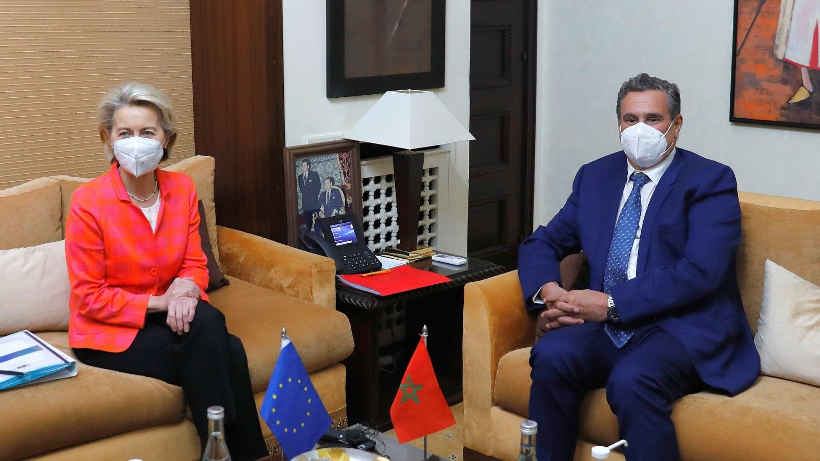 La presidenta de la Comisión Europea, Ursula von der Leyen (i) durante su encuentro con el presidente del gobierno marroquí, Aziz Ajanuch (d) este miércoles en Rabat, Marruecos