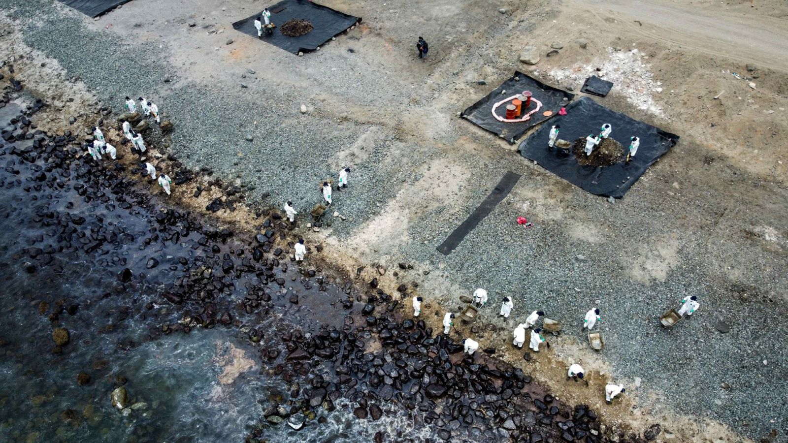 Vista aérea de las labores de limpieza en las playas de Ancón, tomada el 28 de enero