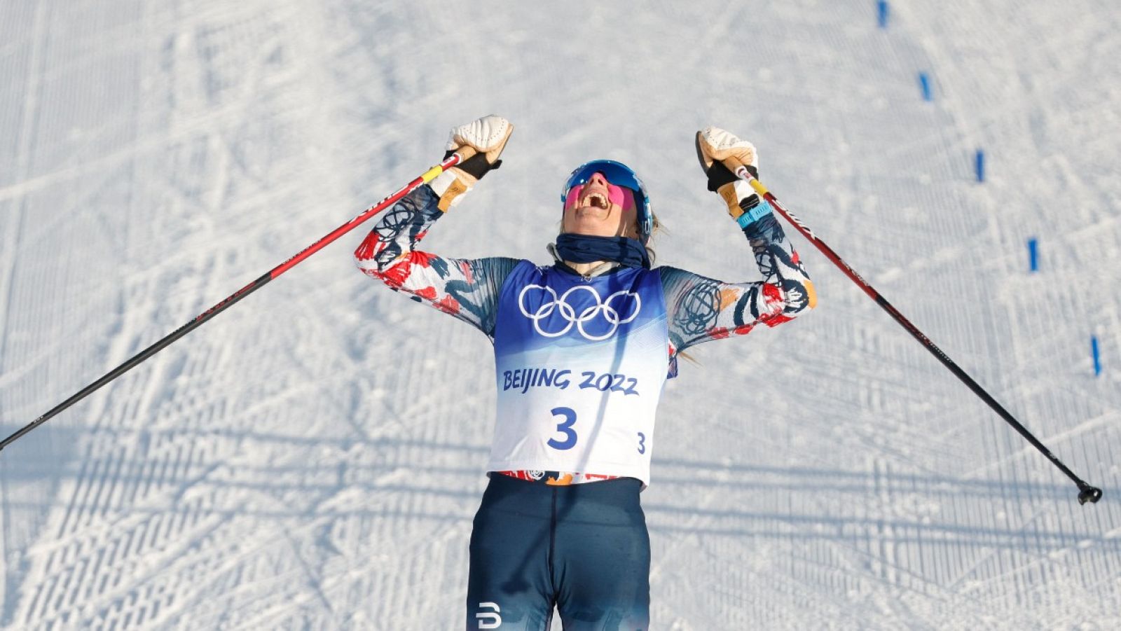 Imagen de la esquiadora noruega Therese Johaug tras ganar la prueba de 10km estilo clásico en Pekín 2022.