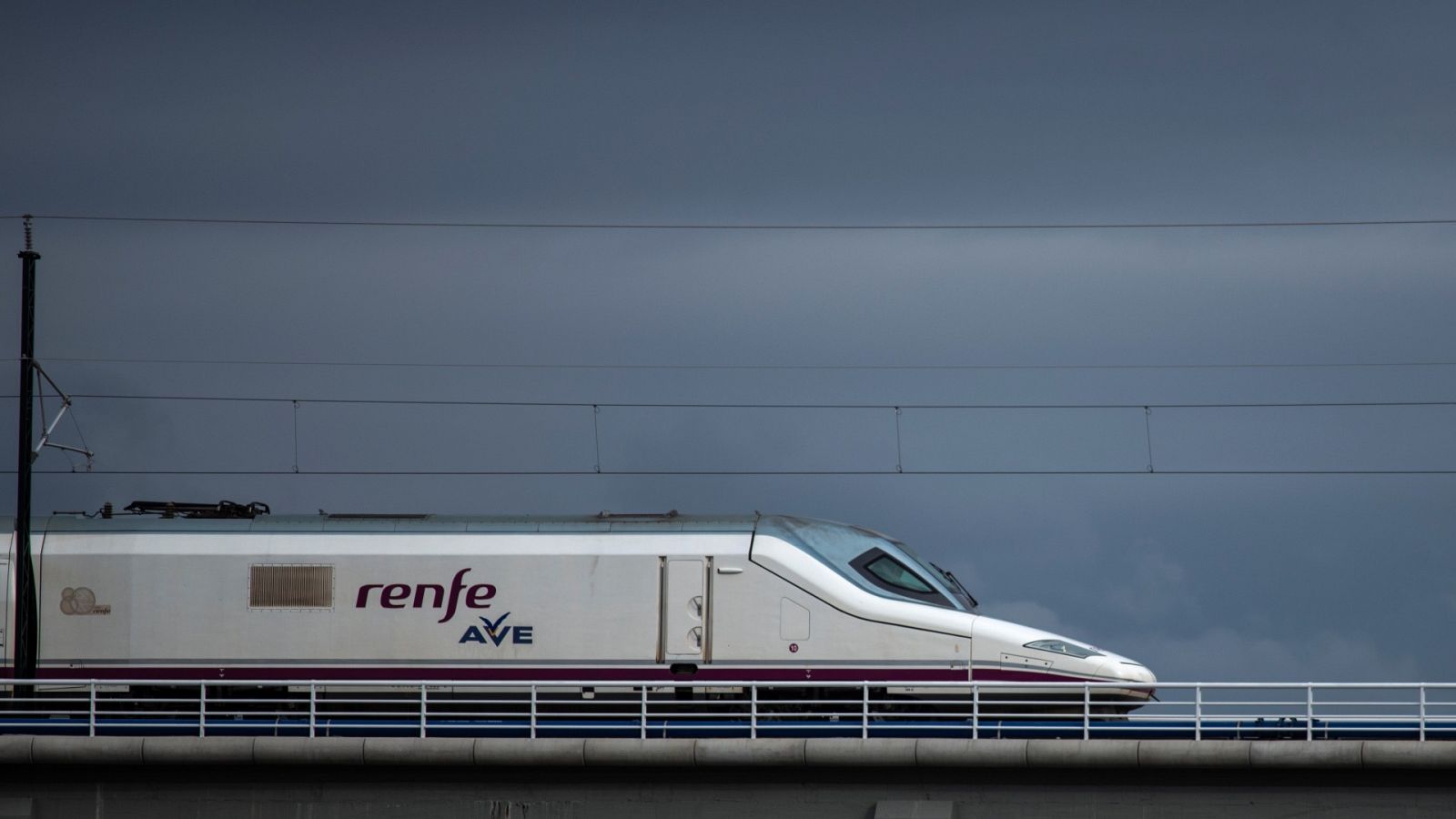 El tren inaugural de la primera línea de alta velocidad a Galicia, en su trayecto en Ourense, el pasado 20 de diciembre.