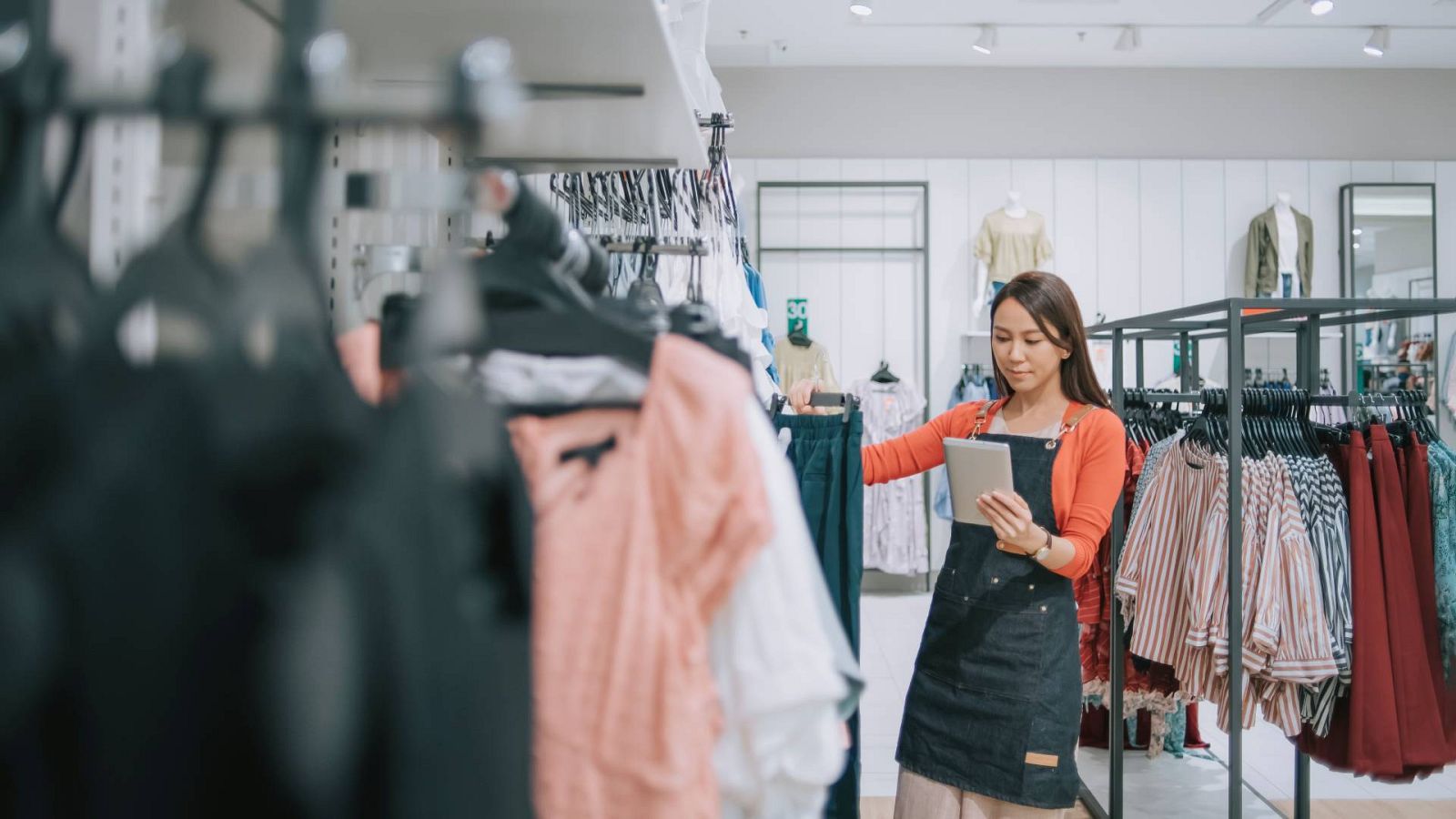 El comercio fue el sector que más empresas creó en 2021, aunque también el que más destruyó