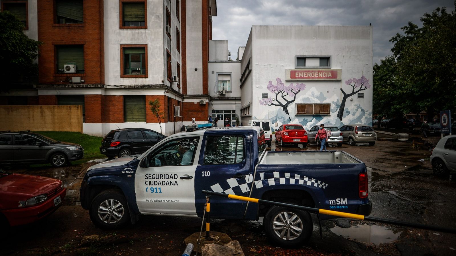 Una patrulla de policía custodia el hospital de agudos Eva Peron en Buenos Aires