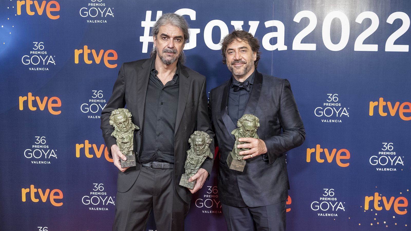 Fernando León de Aranoa y Javier Bardem con algunos de los Premios Goya de 'El buen patrón'