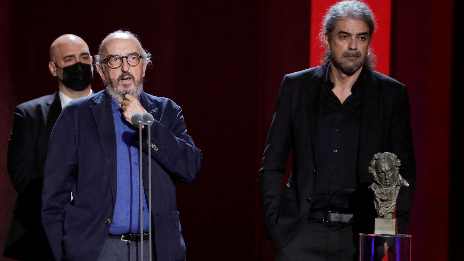 Jaume Roures, junto a Fernando León de Aranoa, con el Goya a mejor película.