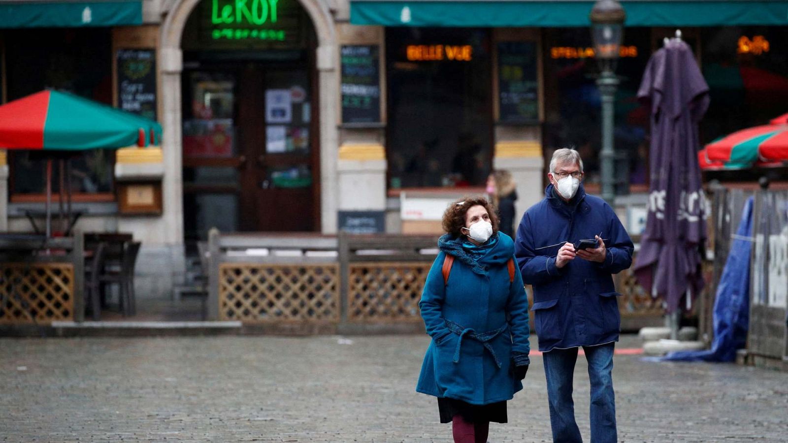 Una pareja pasea en Bruselas