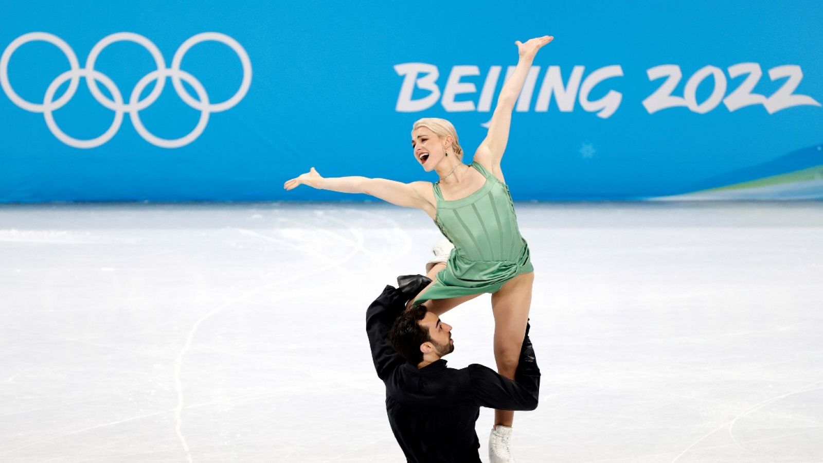 Imagen de la actuación de Olivia Smart y Adrián Díaz en el programa libre de patinaje de Pekín 2022.